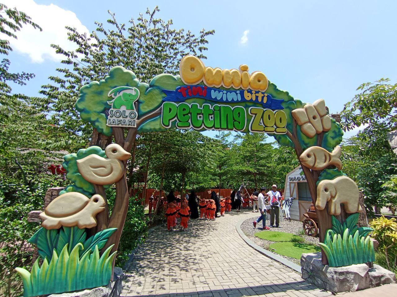 Anak tersenyum di taman